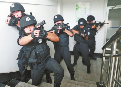 進入樓道后，特警開始地毯式搜索。