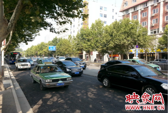 “無(wú)車(chē)日”仍有許多私家車(chē)主選擇開(kāi)車(chē)上路。