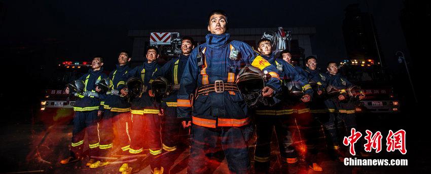 成都消防視覺(jué)大片霸氣十足 展“烈火雄心” 成都消防視覺(jué)大片霸氣十足 展“烈火雄心”