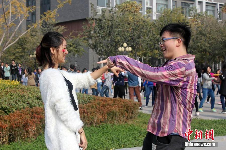 11月11日，河南財經(jīng)政法大學校園內(nèi)，300名在校大學生在上演了一出“光棍”也瘋狂的“快閃”大戲。