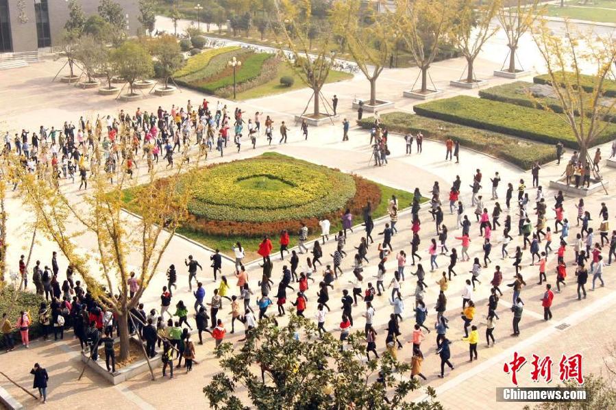 11月11日，河南財經(jīng)政法大學校園內(nèi)，300名在校大學生在上演了一出“光棍”也瘋狂的“快閃”大戲。