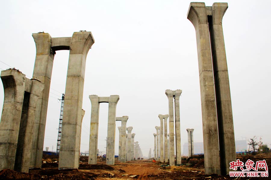 橋墩聳立，一片荒涼。