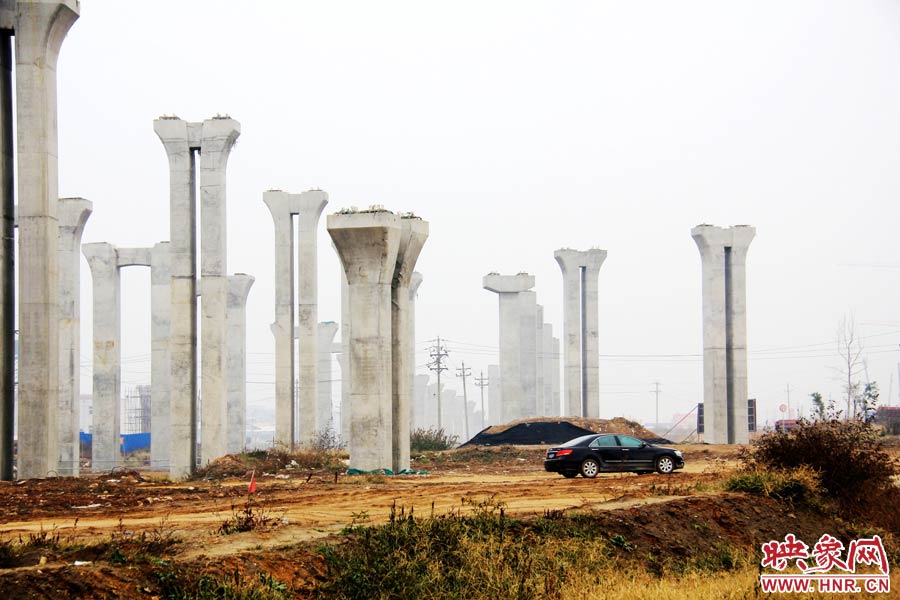 施工項目部偶爾會有車輛來往。