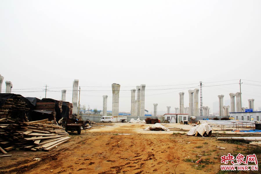 項目已經(jīng)停工數(shù)月，施工工地上很難見到工人，設(shè)備也很少。