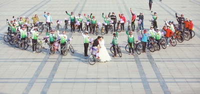 騎友們圍成一個(gè)“心”形，郝幸福在心尖上深情地親吻著新娘。