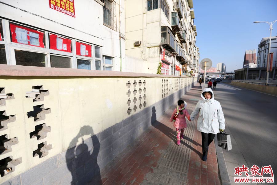 市民從墻外走過。