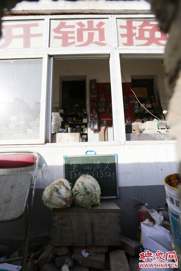 一家開鎖的商戶掛了一個牌子，上面寫著“里面有人”，提醒市民這里正常營業(yè)。