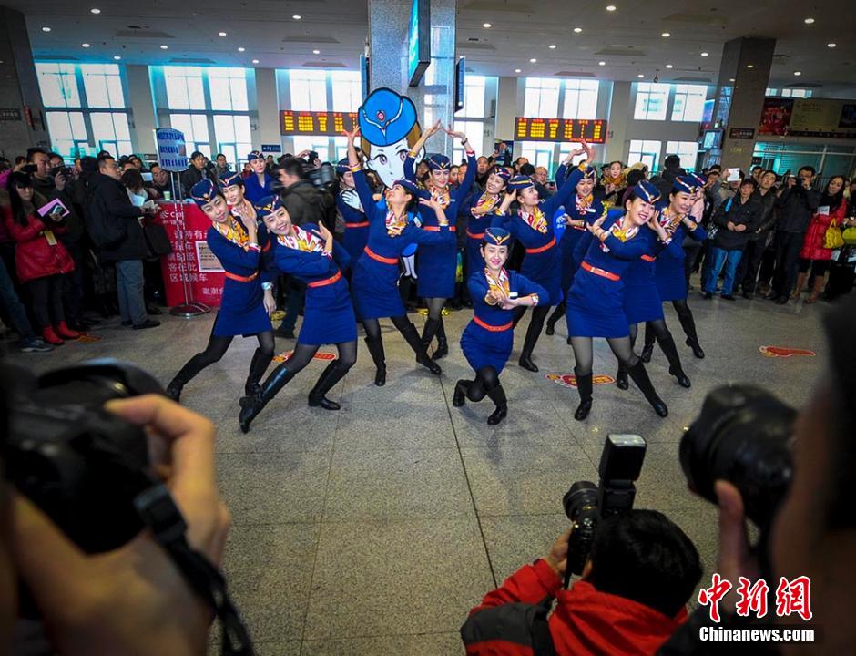 圖為D2702次列車13名乘務(wù)員在候車大廳內(nèi)玩起“快閃”。