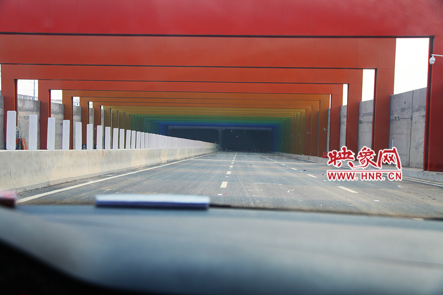 進(jìn)隧道時(shí)，由明到暗。