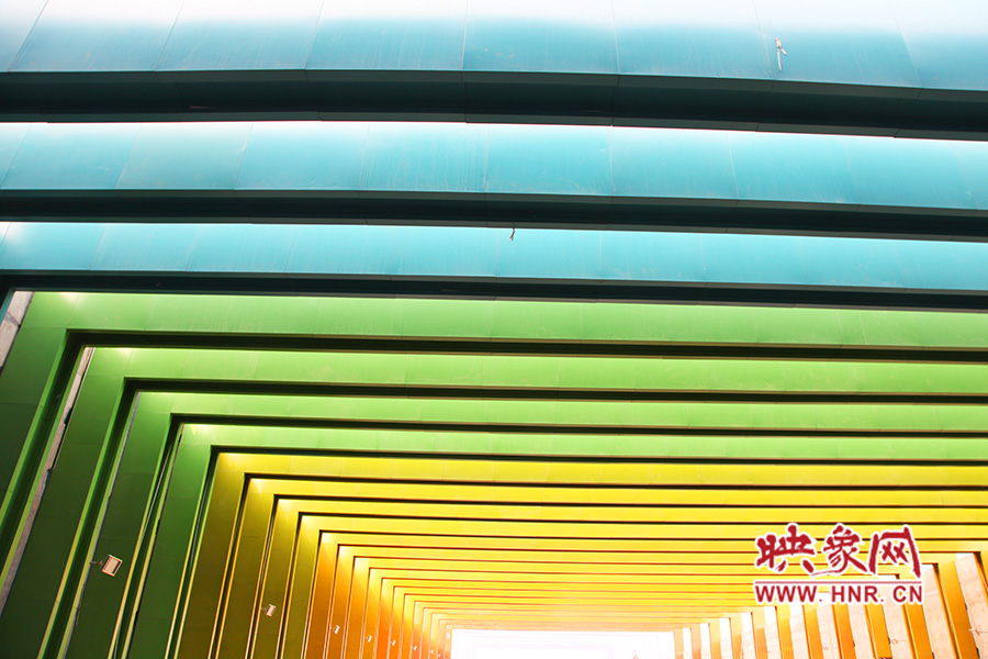 線條的明暗變化令人感覺(jué)夢(mèng)幻般神奇。