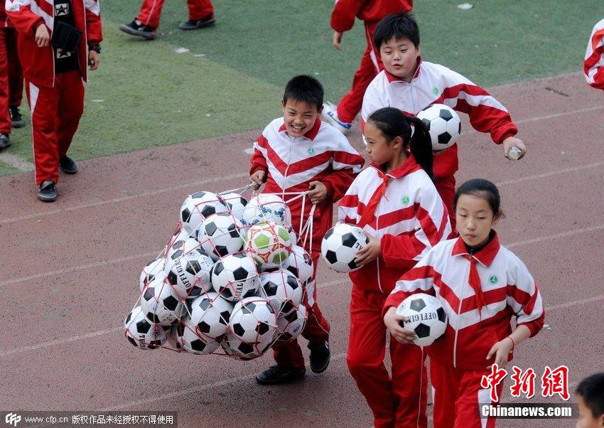 洛陽推進校園足球普及 學生跳起“足球操” 洛陽推進校園足球普及 學生跳起“足球操”