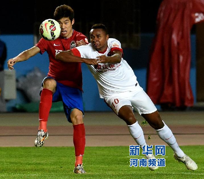 重慶力帆隊(duì)隊(duì)員科爾霍（右）在比賽中拼搶。