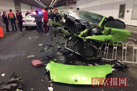 一輛蘭博基尼與一輛法拉利發(fā)生事故，現(xiàn)場狀況慘烈