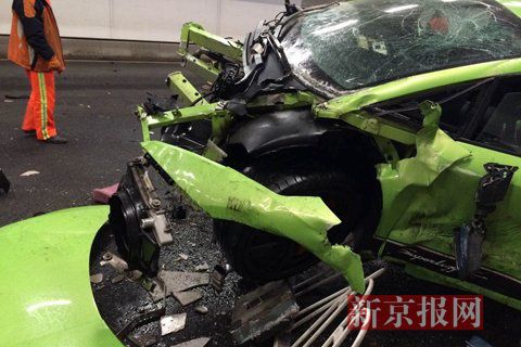 一輛蘭博基尼與一輛法拉利發(fā)生事故，現(xiàn)場狀況慘烈
