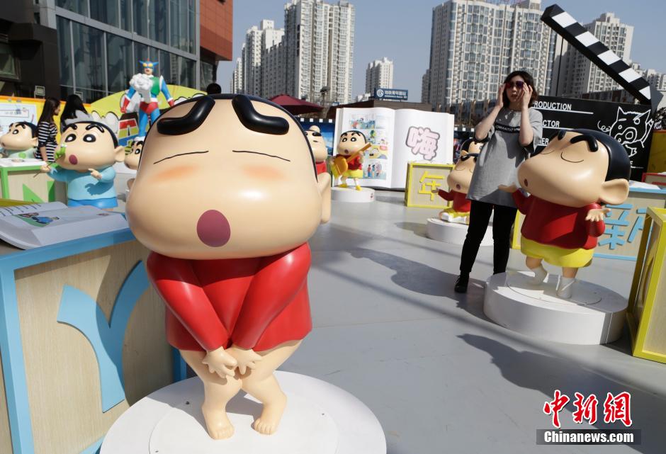 4月22日，游客參觀蠟筆小新特展?！跋灩P小新25周年紀(jì)念特展”日前在北京開展