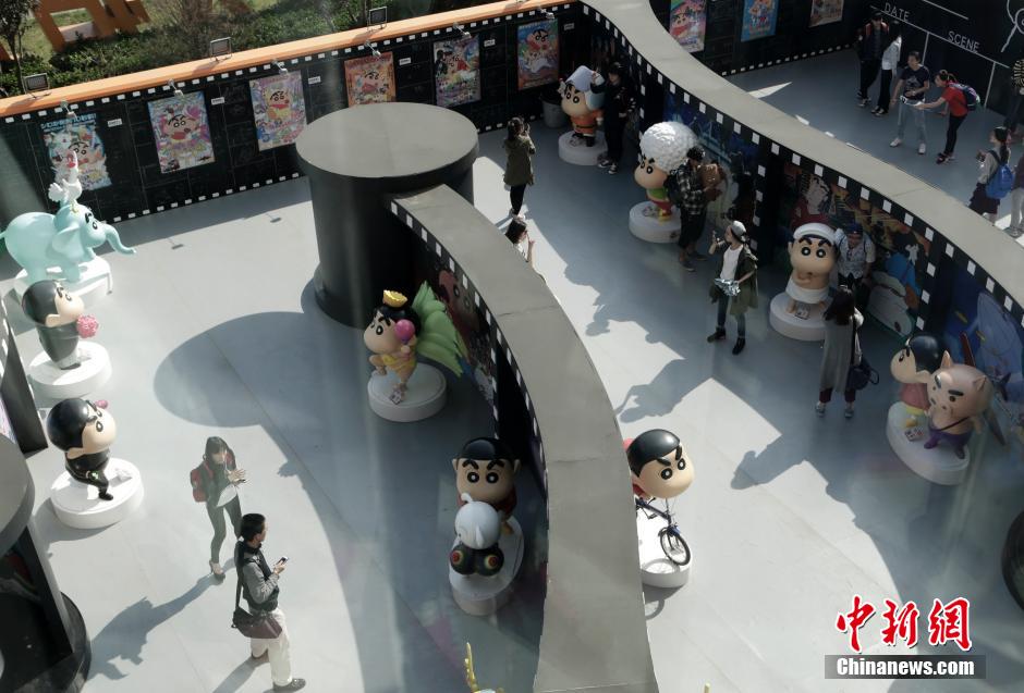 4月22日，游客與蠟筆小新合影?！跋灩P小新25周年紀(jì)念特展”日前在北京開展，吸引了不少市民游客。