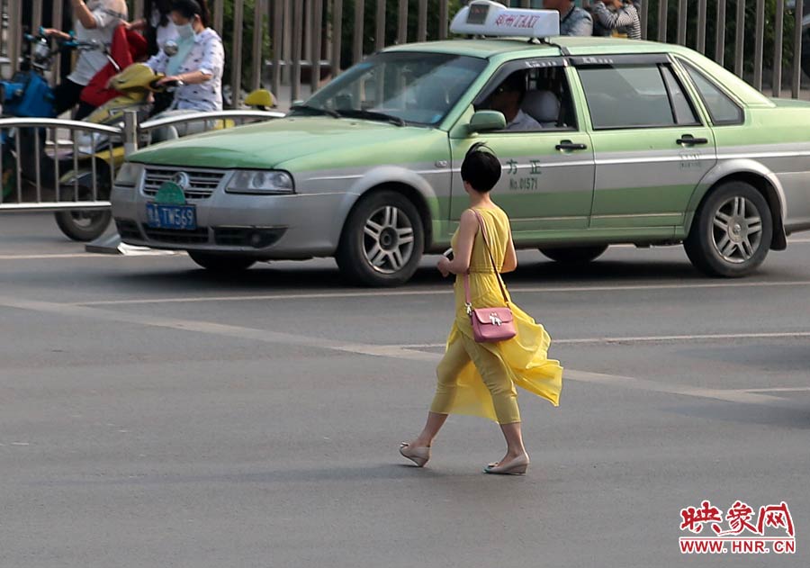 飄逸的長裙，在街頭很吸引眼球