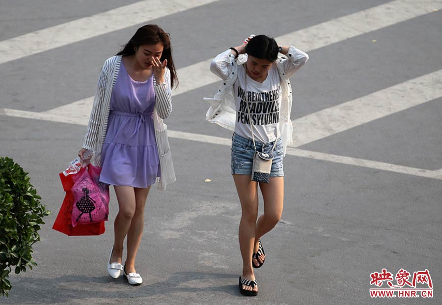 太熱了，還是把頭發(fā)扎起來