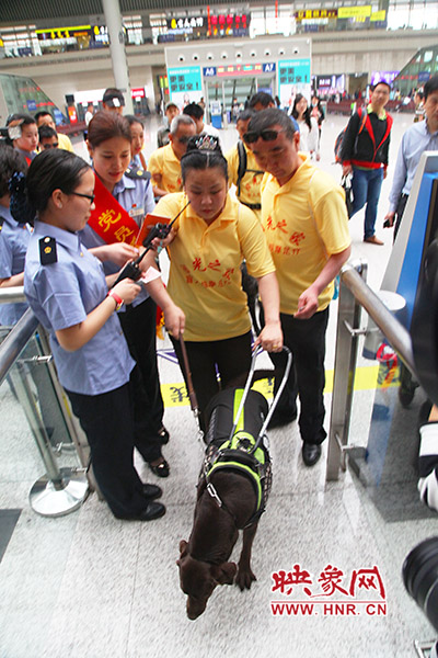 檢票進(jìn)站。