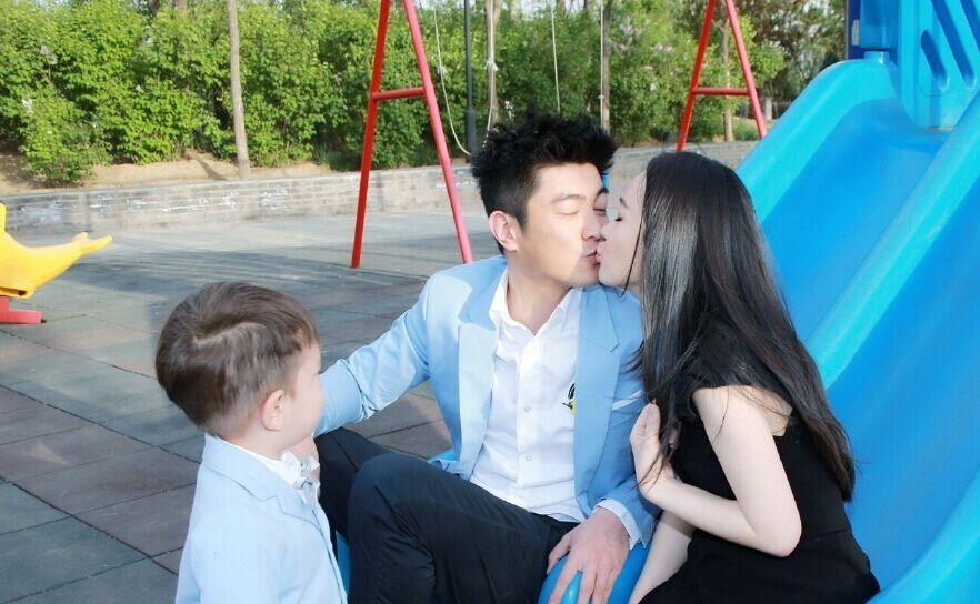 霍思燕與老公親吻,兒子看呆?；羲佳喔窖?“超級愛你們!520快樂!”