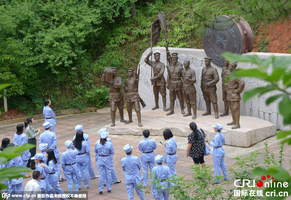 江西贛州干部配偶穿紅軍服進(jìn)行紅色傳統(tǒng)教育 江西贛州干部配偶穿紅軍服進(jìn)行紅色傳統(tǒng)教育