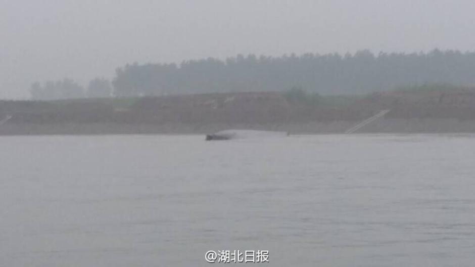 一艘載客400余人客輪在長江湖北段傾覆 一艘載客400余人客輪在長江湖北段傾覆