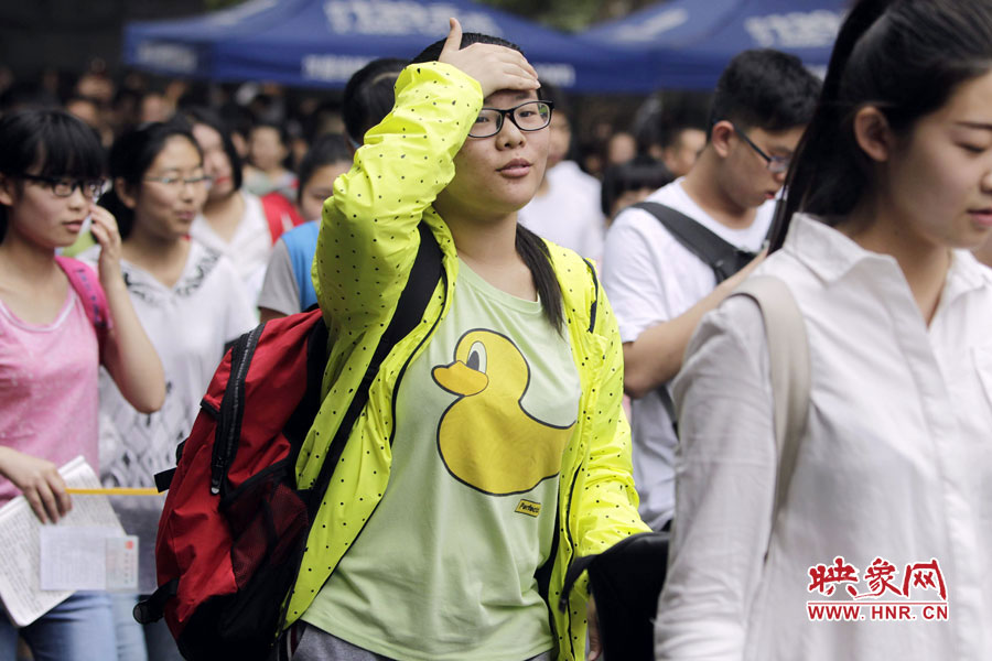 鄭州回中考點(diǎn)，考生輕松入場(chǎng)。