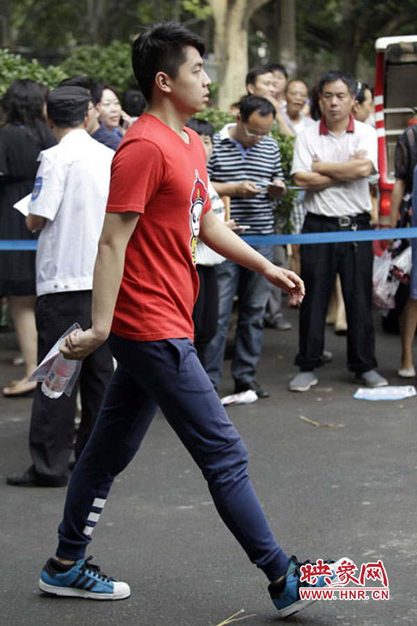 鄭州回中考點(diǎn)，考生自信入場(chǎng)。