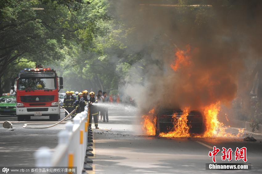 南昌一男子懷疑他人跟蹤火燒寶馬斧砸豐田 南昌一男子懷疑他人跟蹤火燒寶馬斧砸豐田