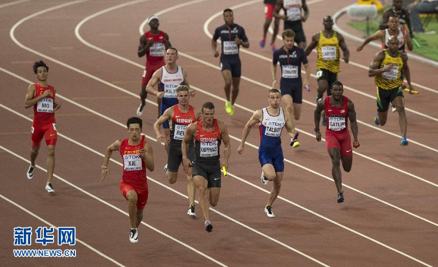 中國隊選手謝震業(yè)（左前）在比賽中。