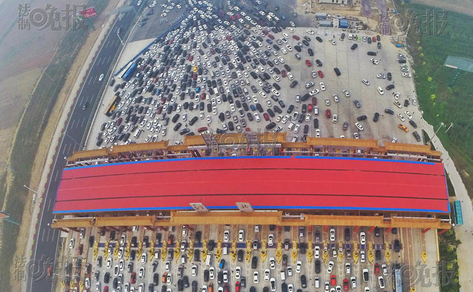 滯留的大批車輛。