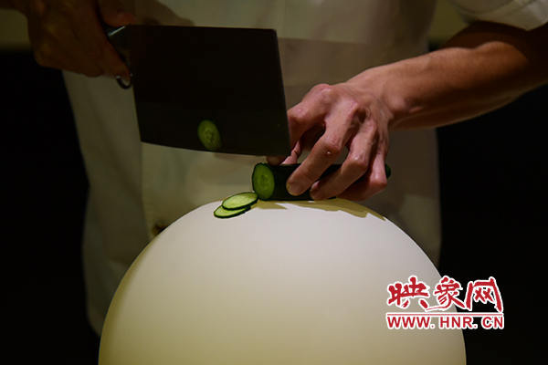 在面團(tuán)氣球上切菜。