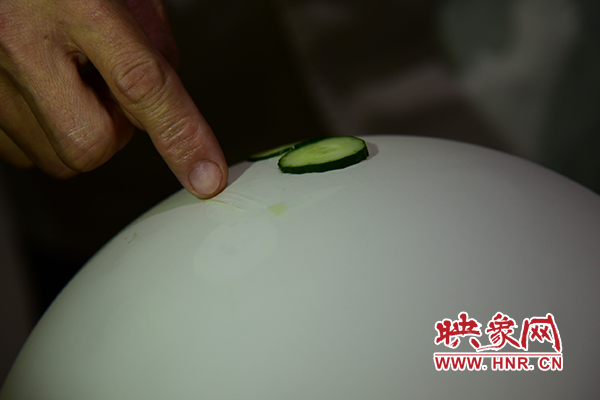 在面團(tuán)氣球上切菜。