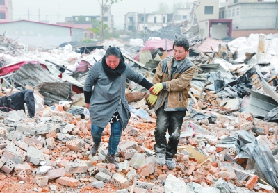 腳下是曾經(jīng)的公司，王琳夫婦內(nèi)心十分悲痛