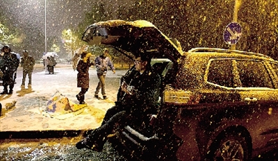 彈琴彈到手指都沒知覺了，還在一首又一首地唱。