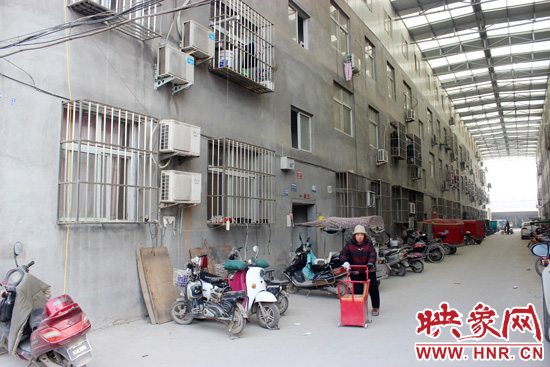 三棟居民樓沒有任何手續(xù)，沒有房產(chǎn)證，售價(jià)超級(jí)低。