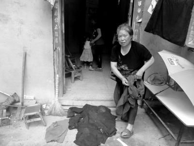 侯見志的母親拿出老伴受傷時(shí)穿的血衣。京華時(shí)報(bào)記者鄭羽佳攝