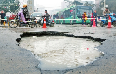 　路面陷了個大坑，下面是自來水公司的主管道。
