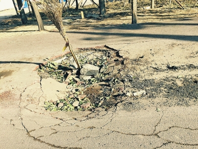 在路面正中間塌陷11平方米，最深處約半米深。