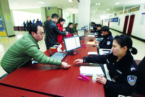 第一天上班來(lái)車(chē)管所辦理業(yè)務(wù)的人并不多 第一天上班來(lái)車(chē)管所辦理業(yè)務(wù)的人并不多