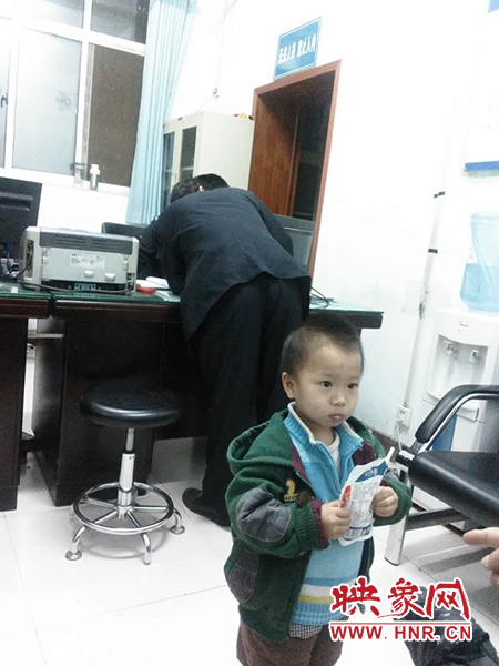 被抱到警務(wù)室的男童 被抱到警務(wù)室的男童