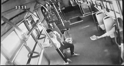 小情侶公交車上旁若無人吃西瓜，弄臟車廂環(huán)境引不滿。