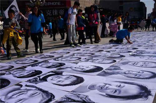 500張笑臉綻放二七廣場 只因?yàn)橐粋€特殊的日子