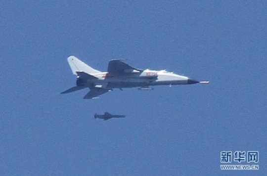 資料圖：中國(guó)飛豹戰(zhàn)機(jī)發(fā)射導(dǎo)彈，精確打擊海上目標(biāo)。