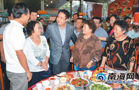 1月1日，省委書(shū)記、省人大常委會(huì)主任羅保銘在三亞調(diào)研。圖為在三亞春園海鮮大排檔，羅保銘來(lái)到用餐的游客中間，了解他們?cè)谌齺喌穆糜胃惺?，并認(rèn)真聽(tīng)取大家的意見(jiàn)和建議。本報(bào)記者 王凱 攝