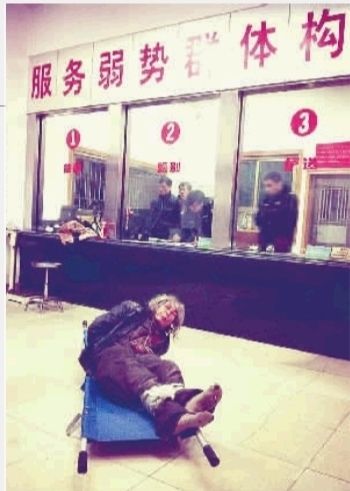 1月7日23點(diǎn)50分，長沙市救助管理站大廳，一名老年流浪者躺在擔(dān)架上，無助地看著記者。