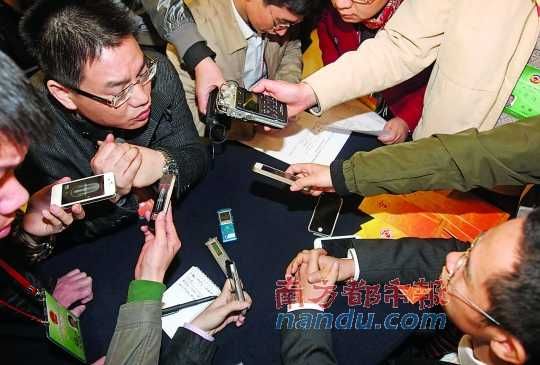 咨詢問政會上，記者的錄音設備遍布臺面。南都記者 馮宙鋒 攝