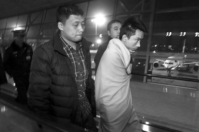 昨日，首都機(jī)場(chǎng)，跨國(guó)綁架勒索團(tuán)伙首犯中國(guó)籍男子奚某被押解回國(guó)。新京報(bào)記者 尹亞飛 攝