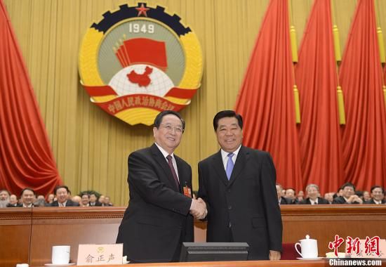 3月11日下午，全國政協(xié)十二屆一次會議在北京人民大會堂舉行第四次全體會議，俞正聲當選政協(xié)第十二屆全國委員會主席。圖為政協(xié)第十一屆全國委員會主席賈慶林和俞正聲握手，表示祝賀。中新社發(fā) 廖攀 攝
