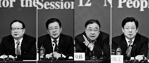 昨天，國務(wù)院深化醫(yī)藥衛(wèi)生體制改革領(lǐng)導(dǎo)小組辦公室負責人王保安、孫志剛、馬曉偉、胡曉義（從左至右）就“醫(yī)藥衛(wèi)生體制改革”有關(guān)問題回答記者提問。記者王鵬/攝